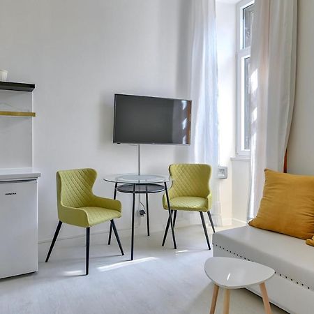 Collins Amethyst Center Apartment Pula Bagian luar foto