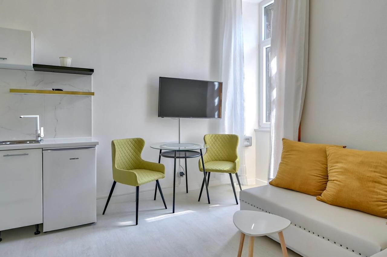 Collins Amethyst Center Apartment Pula Bagian luar foto