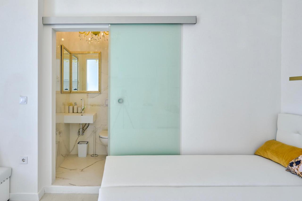 Collins Amethyst Center Apartment Pula Bagian luar foto