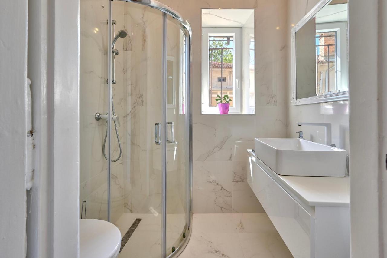Collins Amethyst Center Apartment Pula Bagian luar foto
