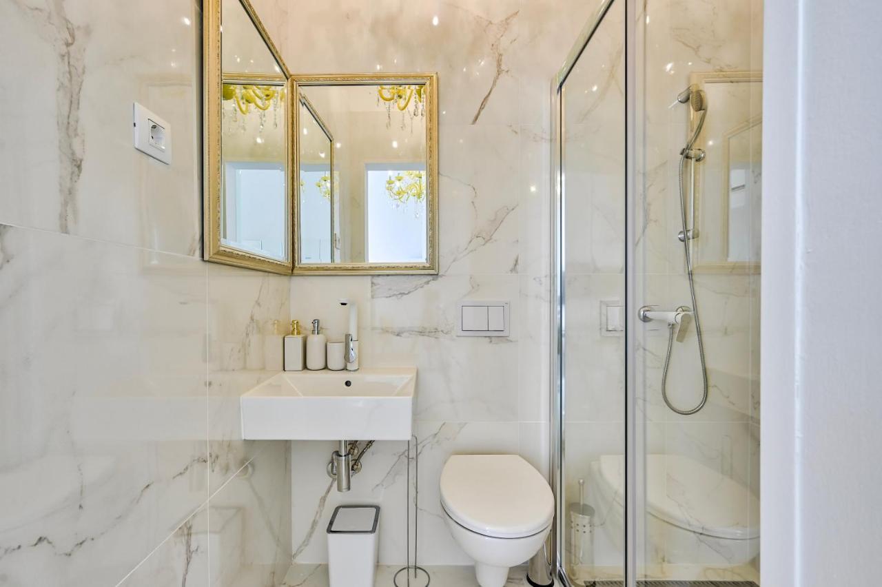 Collins Amethyst Center Apartment Pula Bagian luar foto