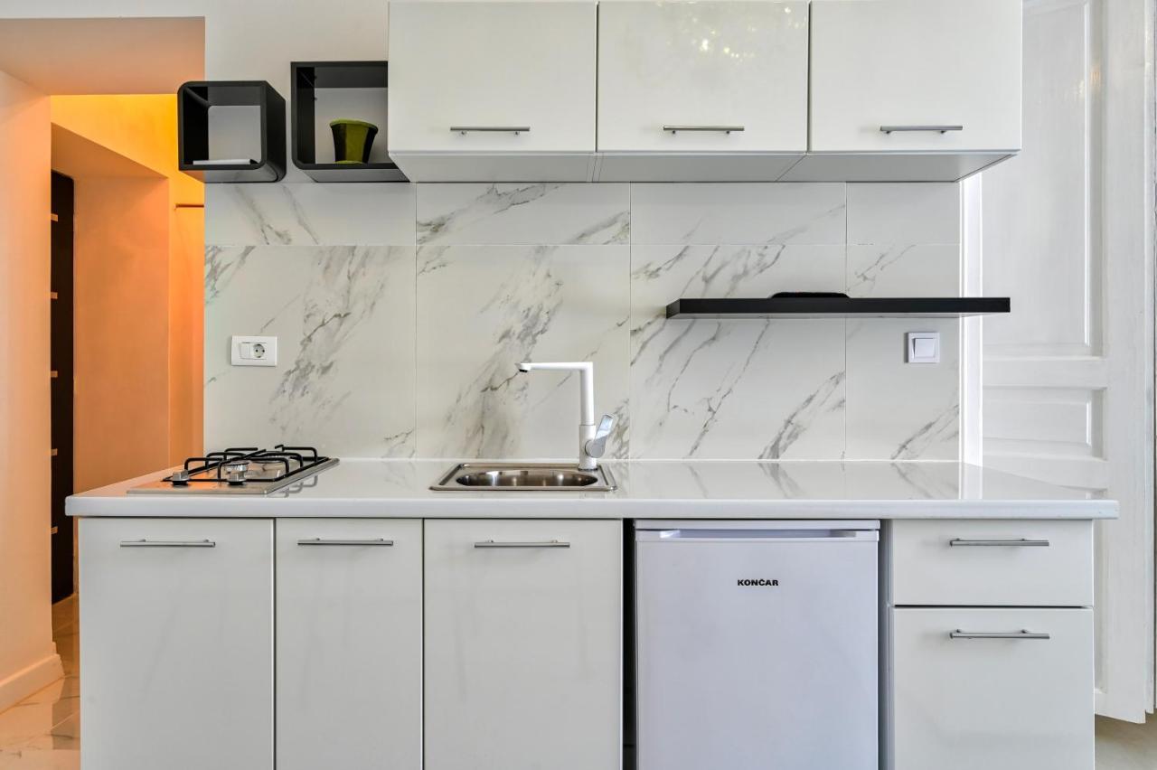 Collins Amethyst Center Apartment Pula Bagian luar foto