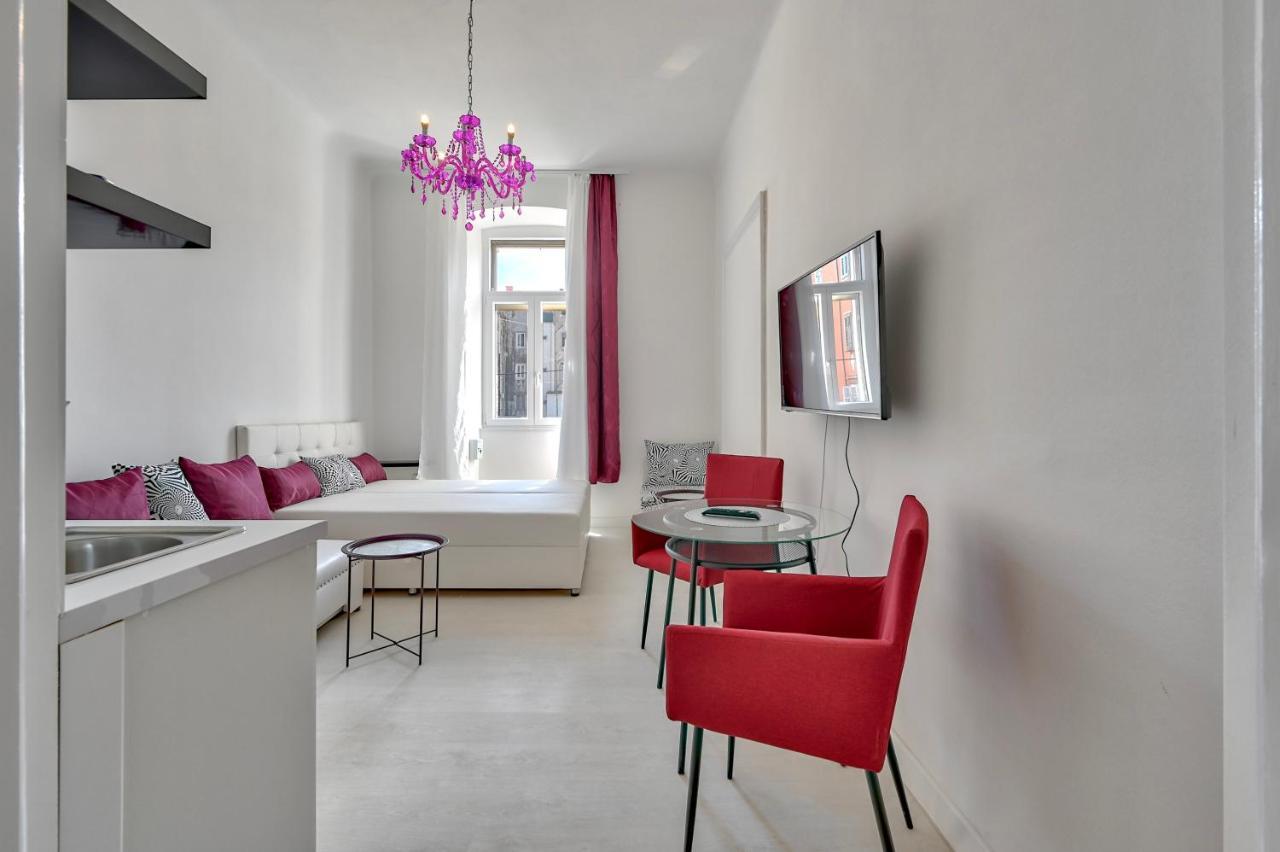 Collins Amethyst Center Apartment Pula Bagian luar foto