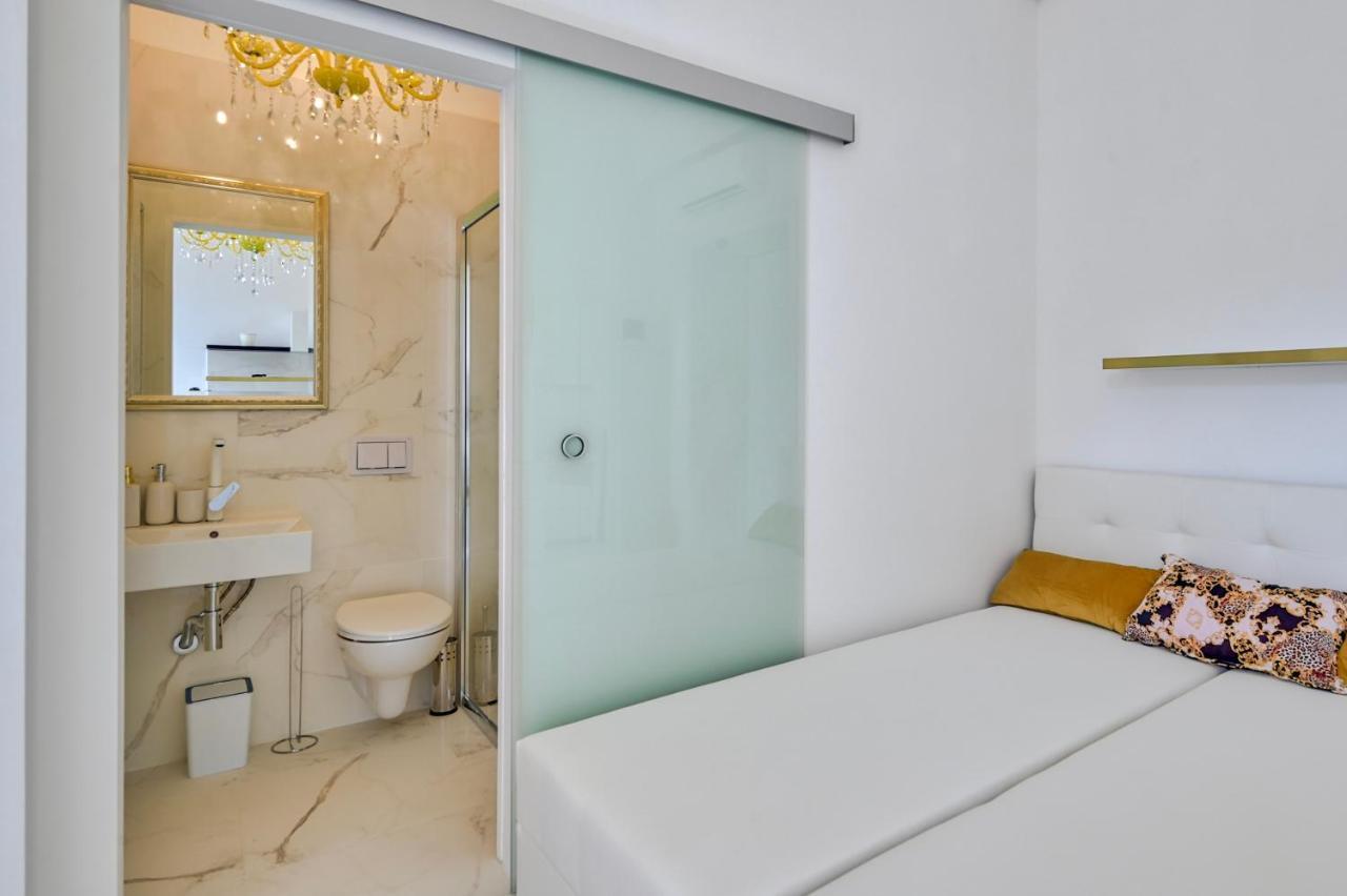 Collins Amethyst Center Apartment Pula Bagian luar foto