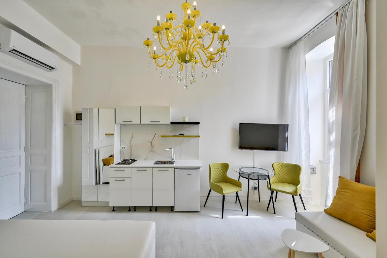 Collins Amethyst Center Apartment Pula Bagian luar foto