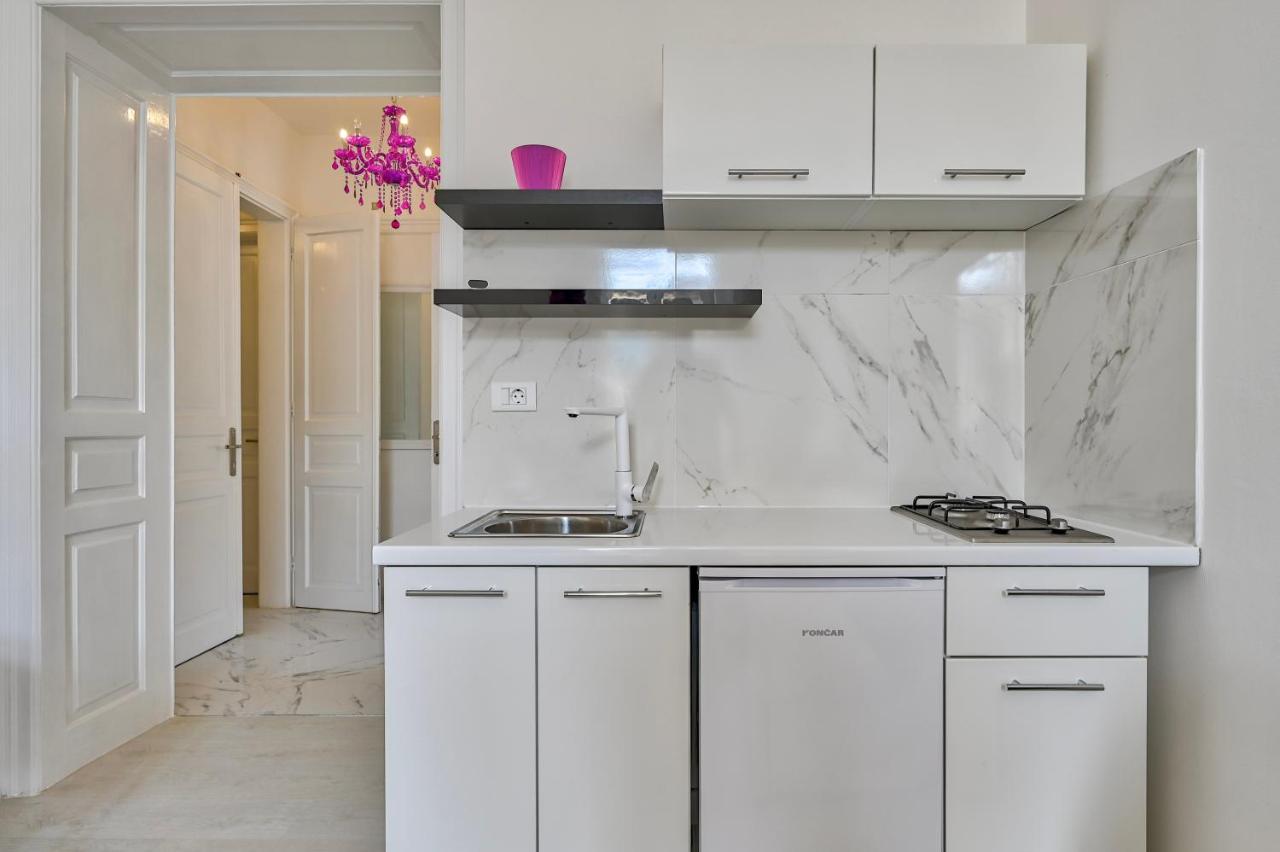 Collins Amethyst Center Apartment Pula Bagian luar foto