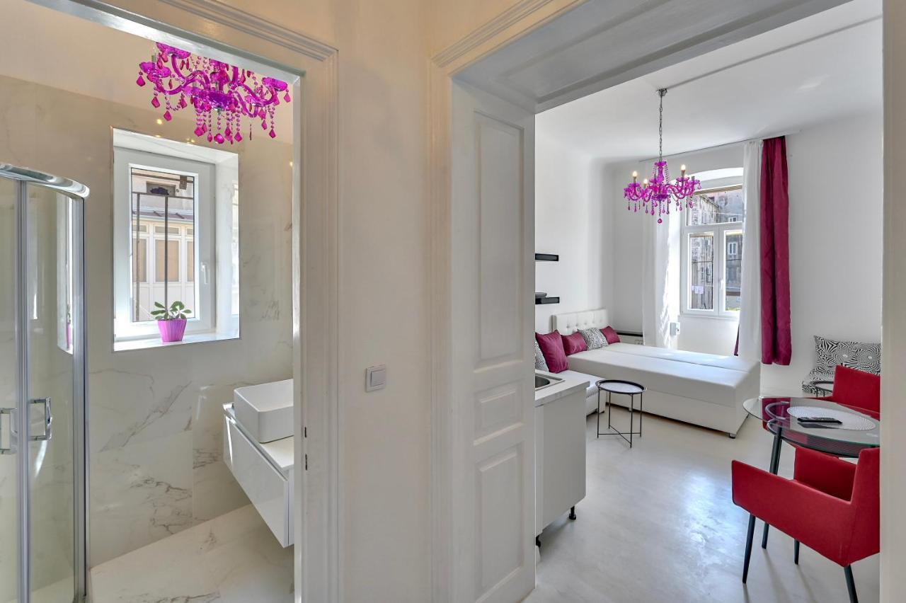 Collins Amethyst Center Apartment Pula Bagian luar foto