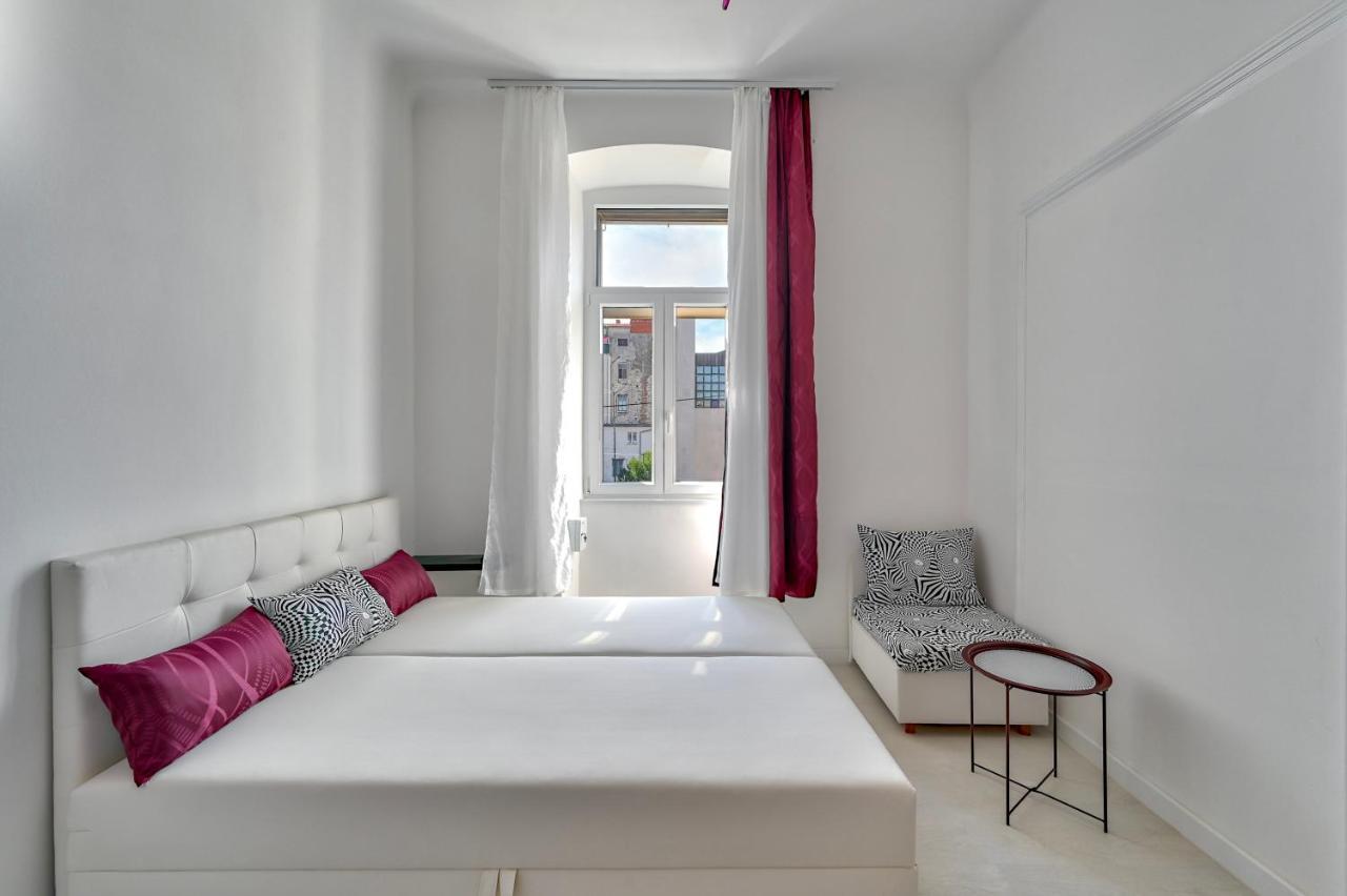 Collins Amethyst Center Apartment Pula Bagian luar foto