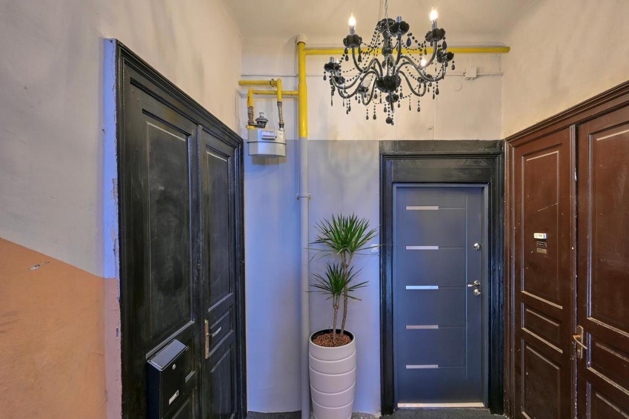 Collins Amethyst Center Apartment Pula Bagian luar foto