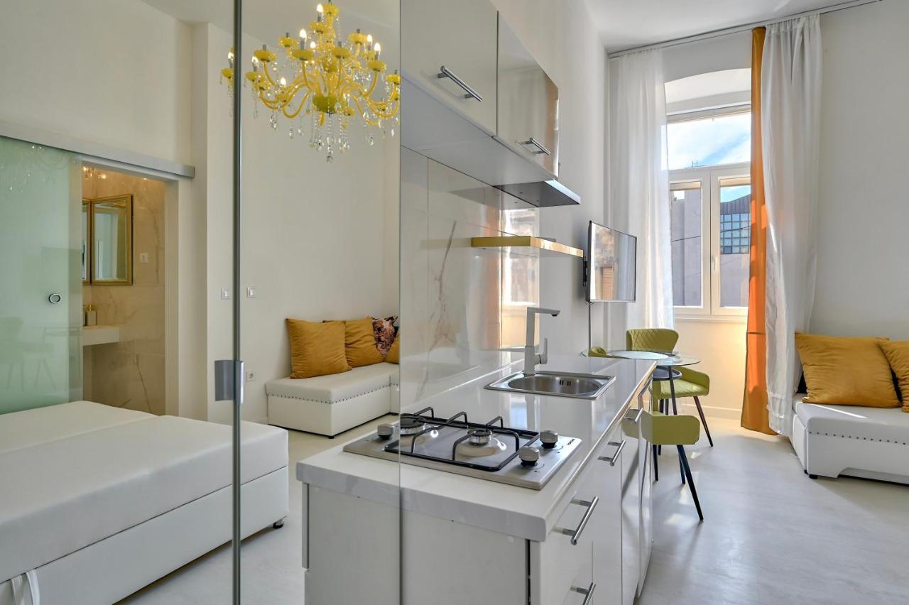 Collins Amethyst Center Apartment Pula Bagian luar foto