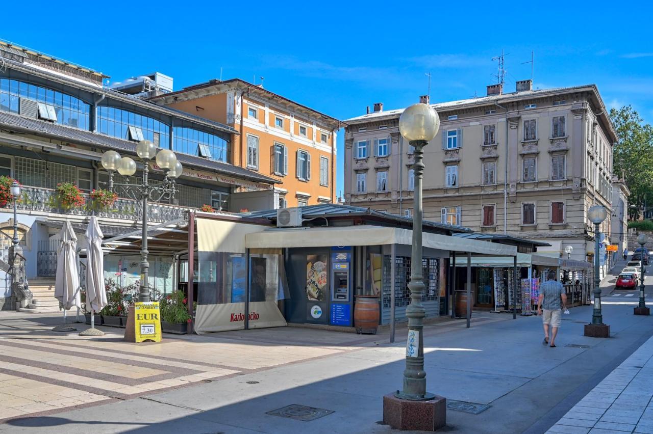 Collins Amethyst Center Apartment Pula Bagian luar foto
