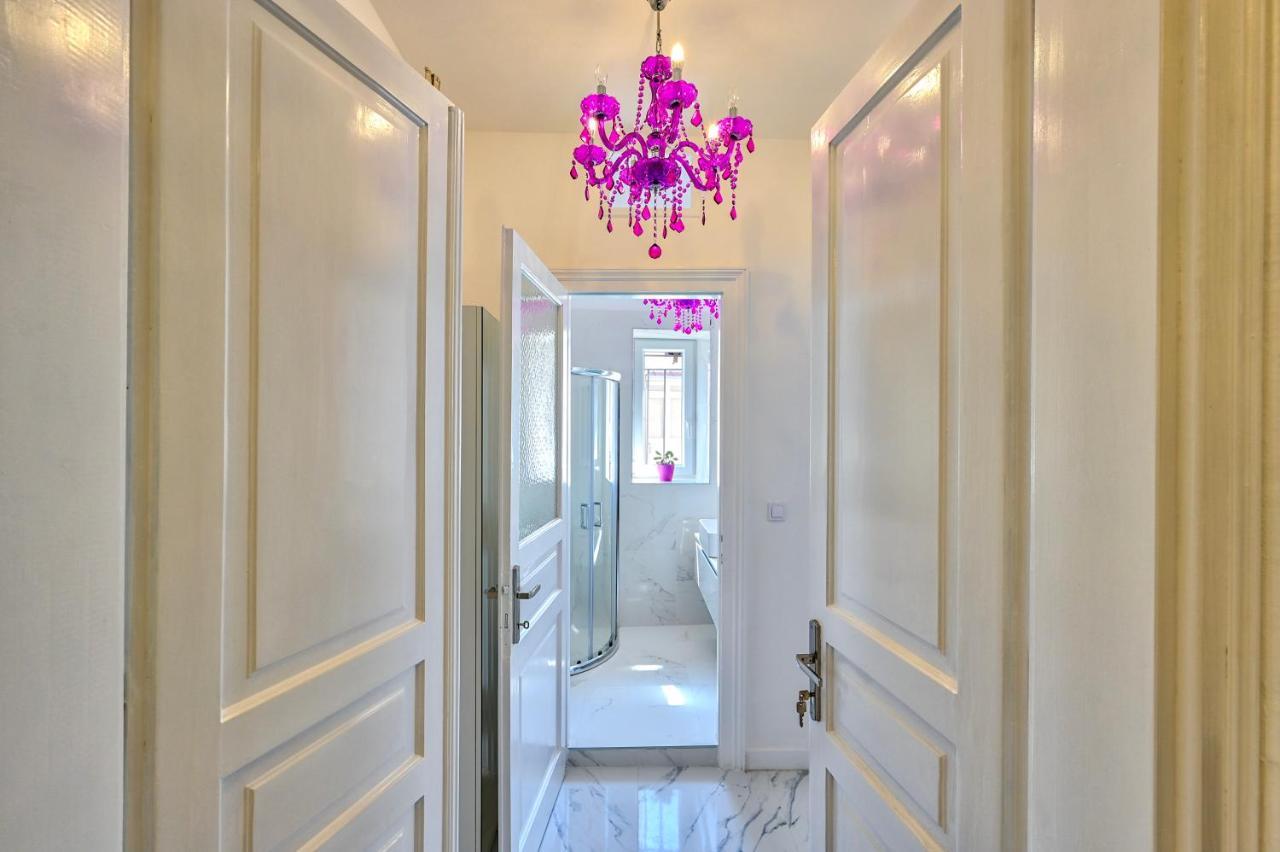Collins Amethyst Center Apartment Pula Bagian luar foto