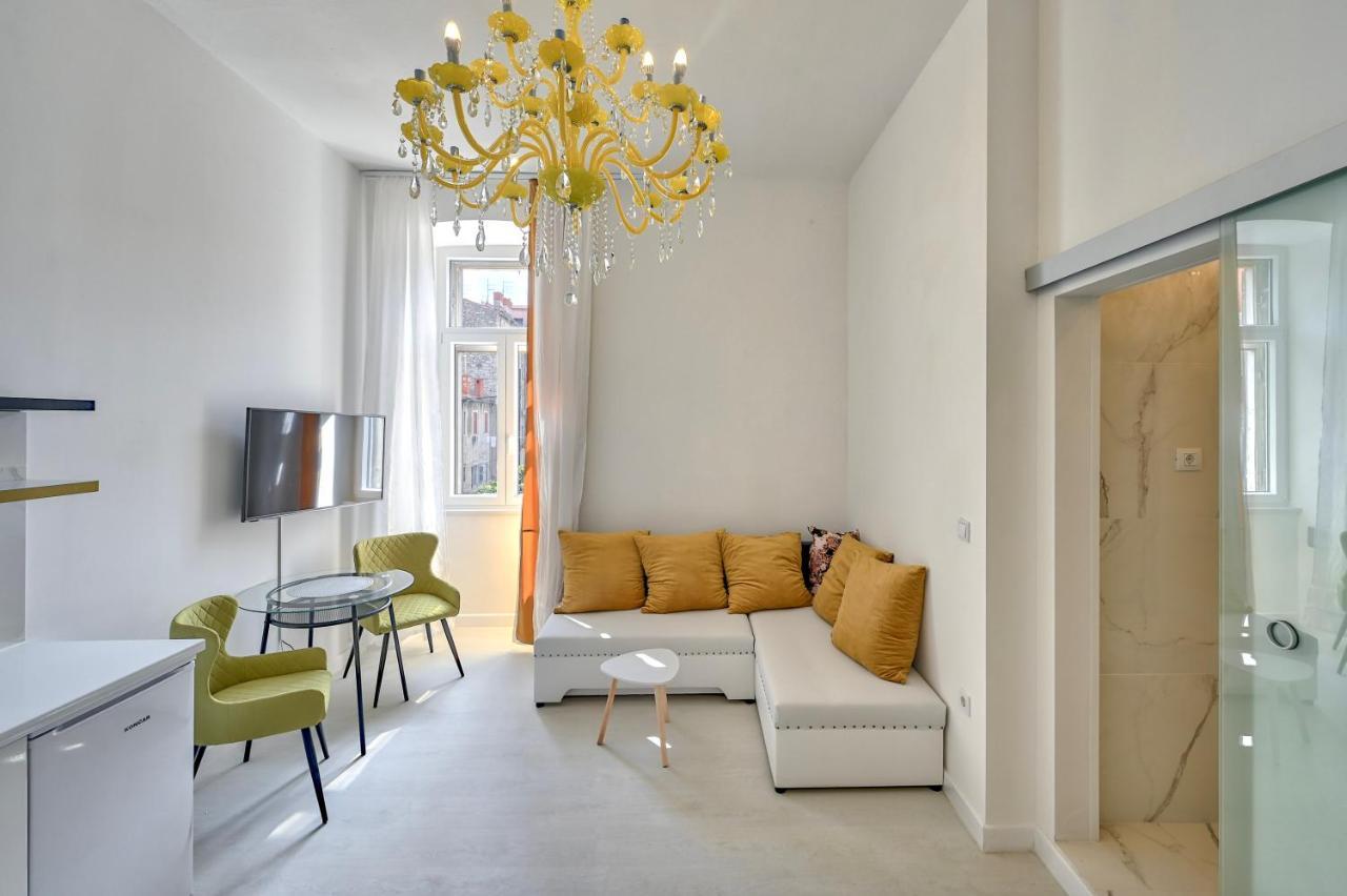 Collins Amethyst Center Apartment Pula Bagian luar foto