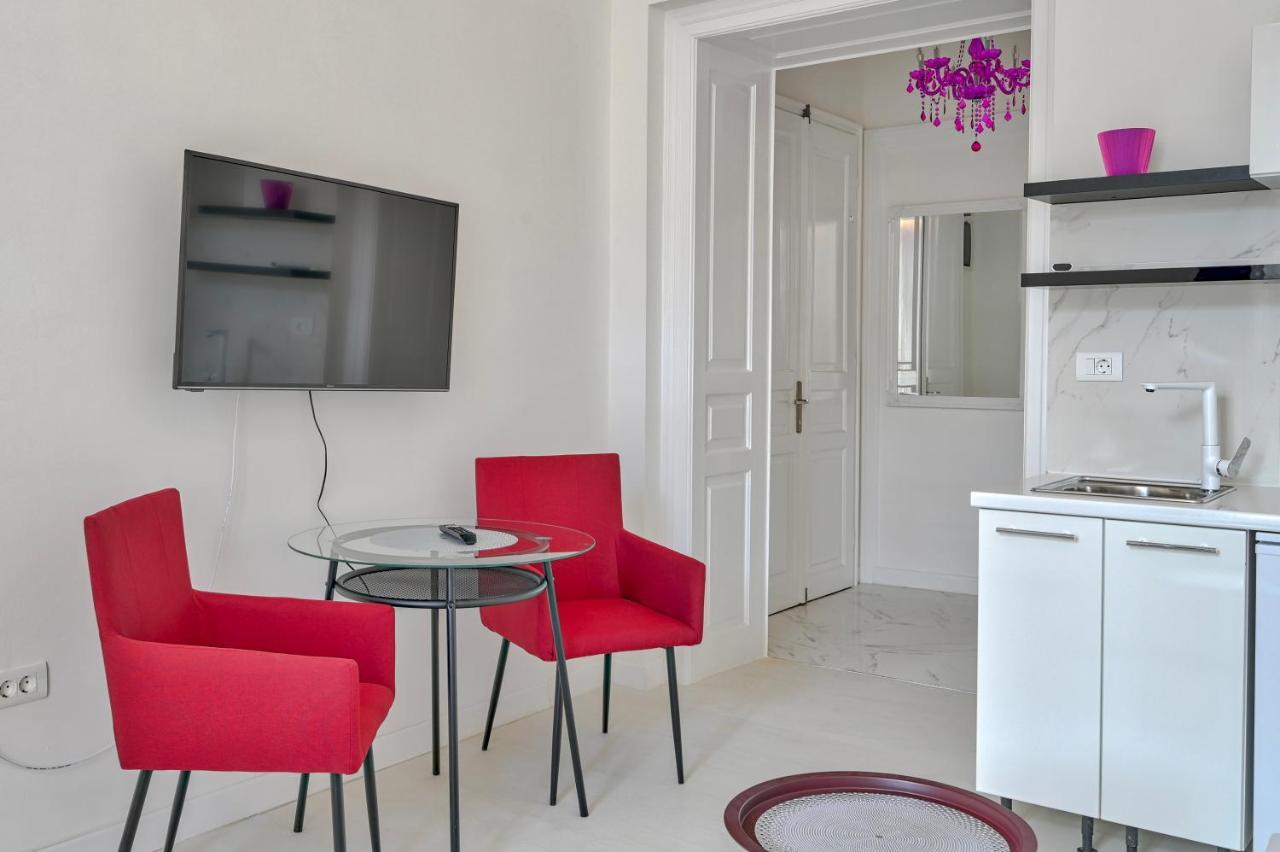 Collins Amethyst Center Apartment Pula Bagian luar foto