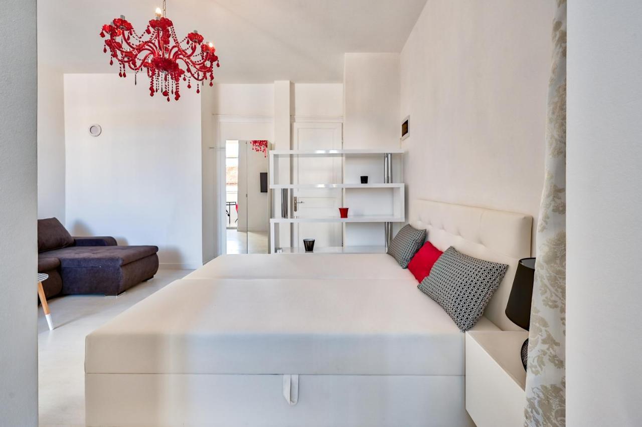 Collins Amethyst Center Apartment Pula Bagian luar foto