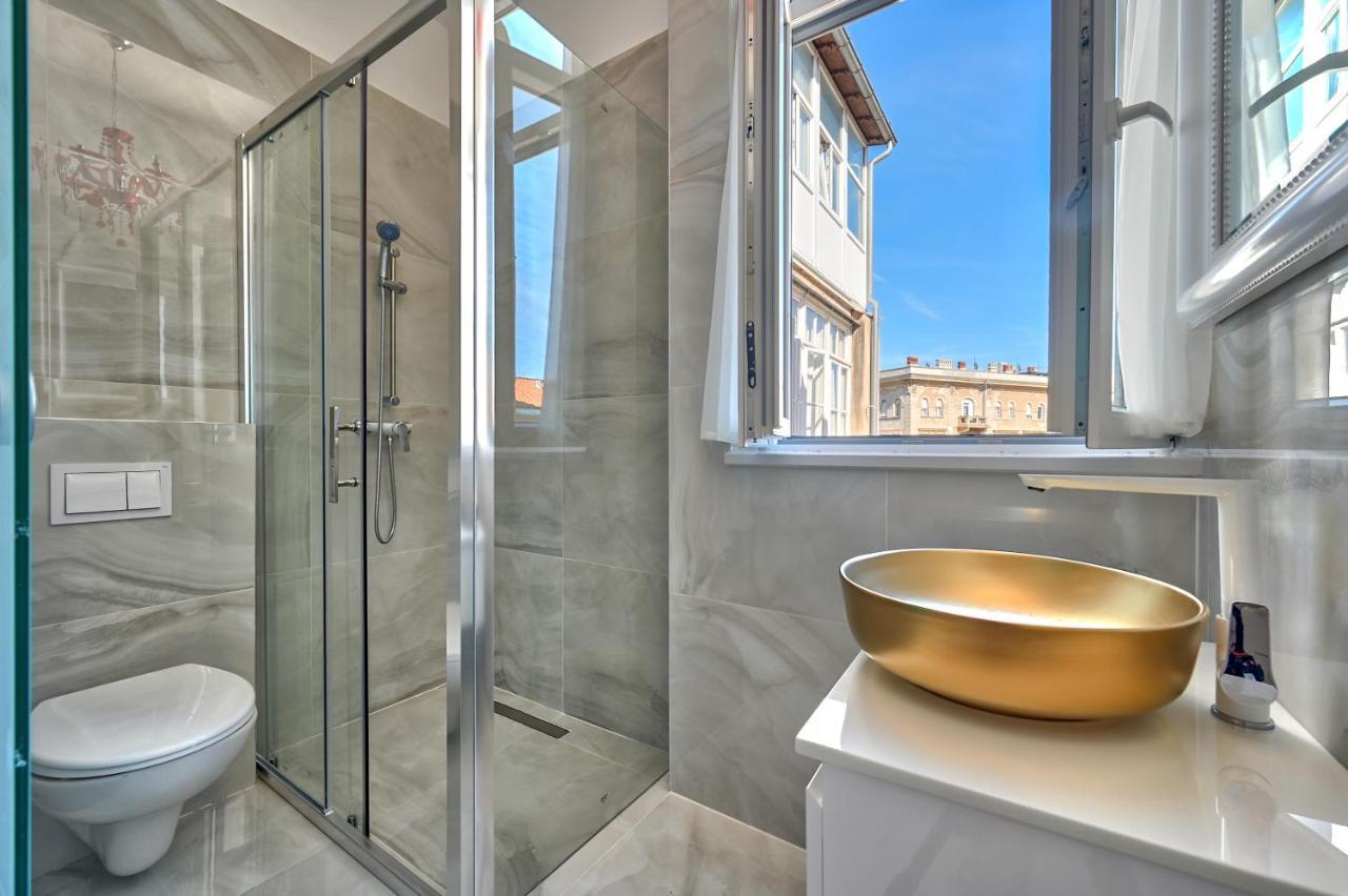 Collins Amethyst Center Apartment Pula Bagian luar foto