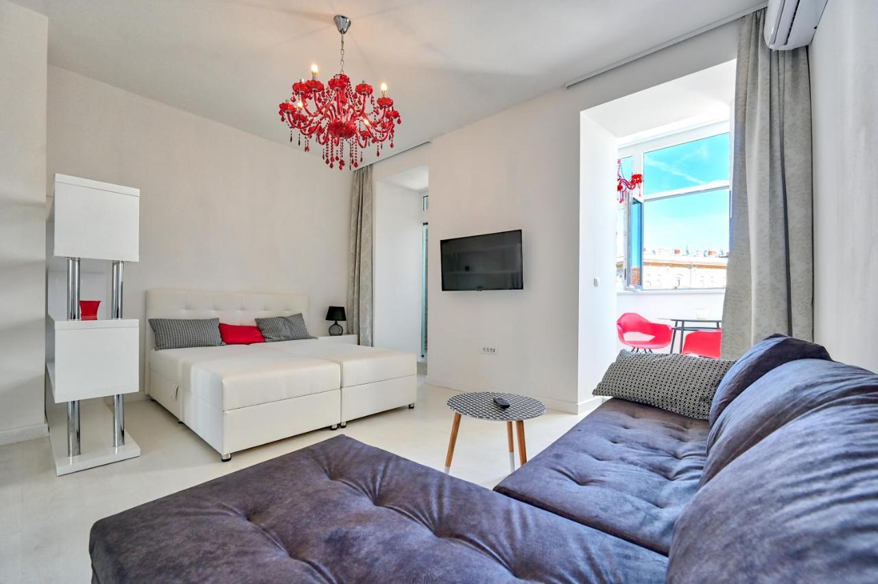 Collins Amethyst Center Apartment Pula Bagian luar foto