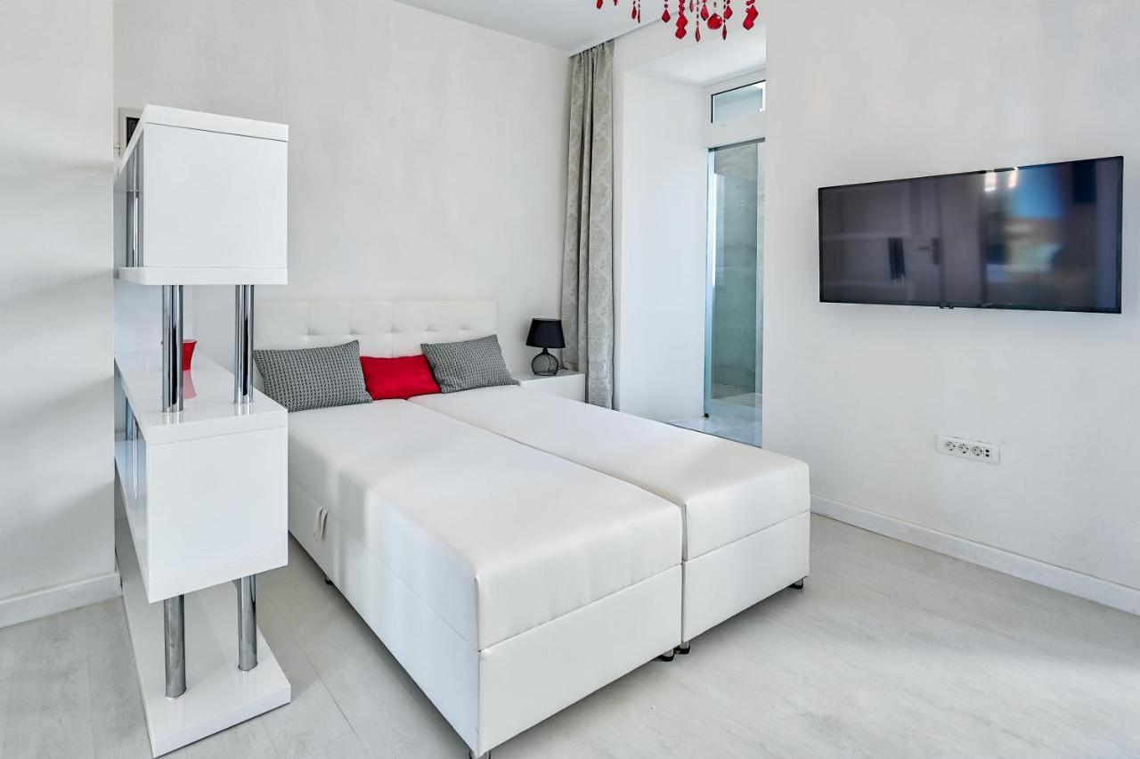 Collins Amethyst Center Apartment Pula Bagian luar foto