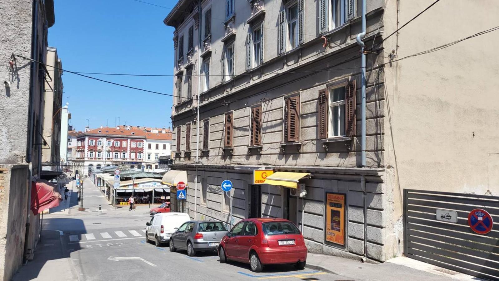 Collins Amethyst Center Apartment Pula Bagian luar foto